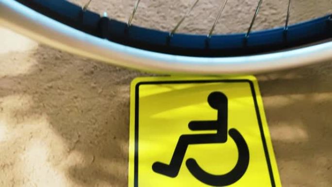 Amera通过轮椅放大到残疾人标志。