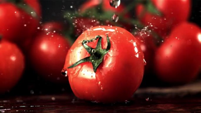 番茄上的超级慢动作用飞溅滴水。以1000 fps的高速相机拍摄。