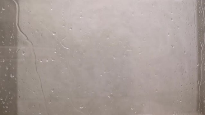 淋浴时透明玻璃上的水滴