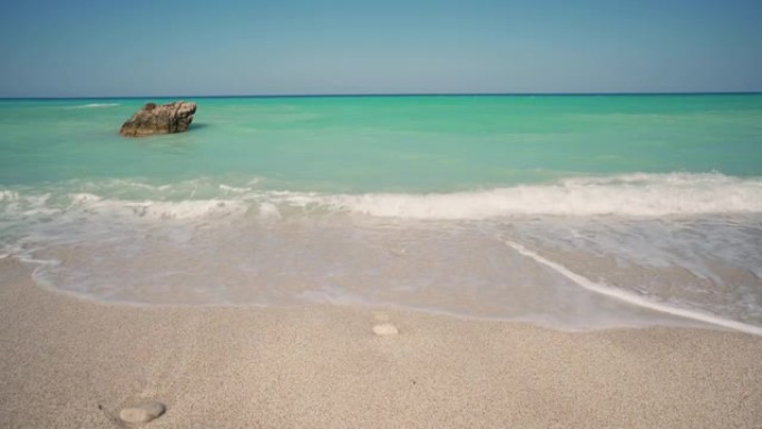 清澈的绿松石海和海浪