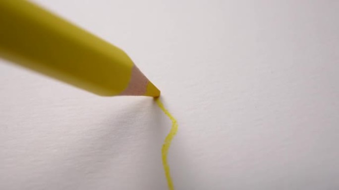 宏观彩色铅笔黄色纸上笔画