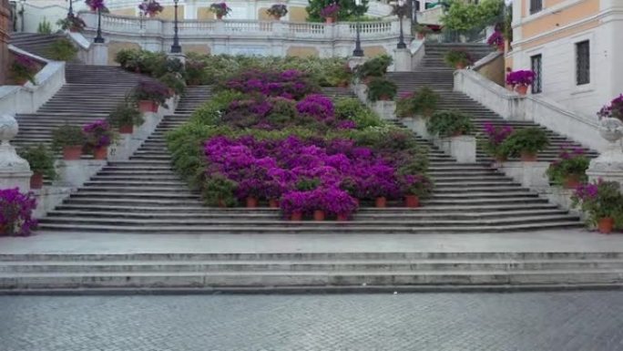 西班牙广场在罗马，西班牙踏着鲜花。La scalinata di Trinità dei Monti