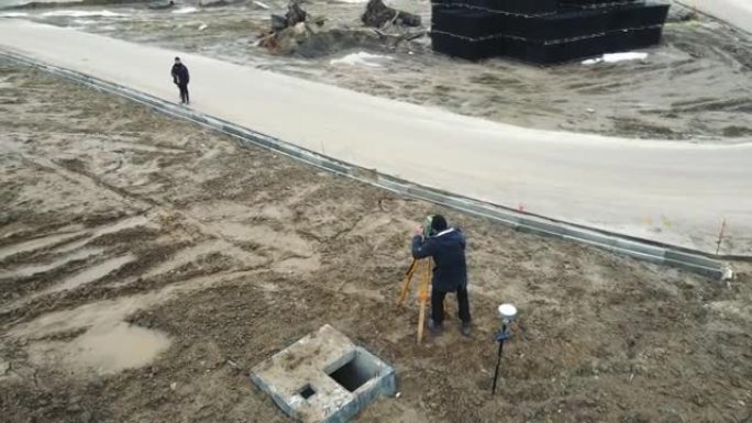 鸟瞰图测量师测量地面，以创建新创建的建筑和道路景观