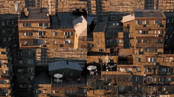 在破旧不堪的城市贫民窟的屋顶上鸟瞰图