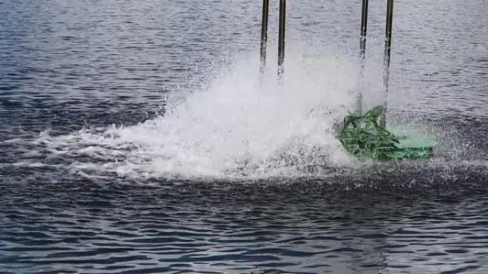湖中叶轮曝气器的慢速运动，通过将氧气填充到水中进行废水处理。