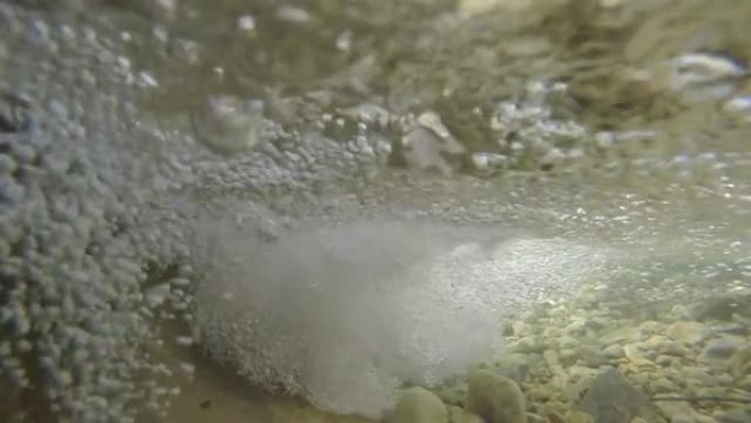 在河里水下形成的气泡