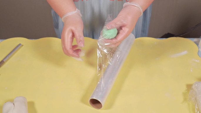保鲜膜包裹住彩色面团保湿做面点 (1)