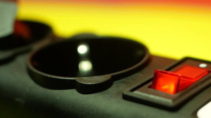 手指的特写打开电器的红色按钮。红色按钮为220伏电源滤波器。选择性聚焦，浅景深