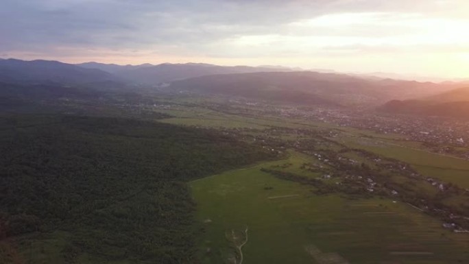 日落时分，纳德维纳镇的鸟瞰图有分散的房屋和遥远的喀尔巴阡山脉。
