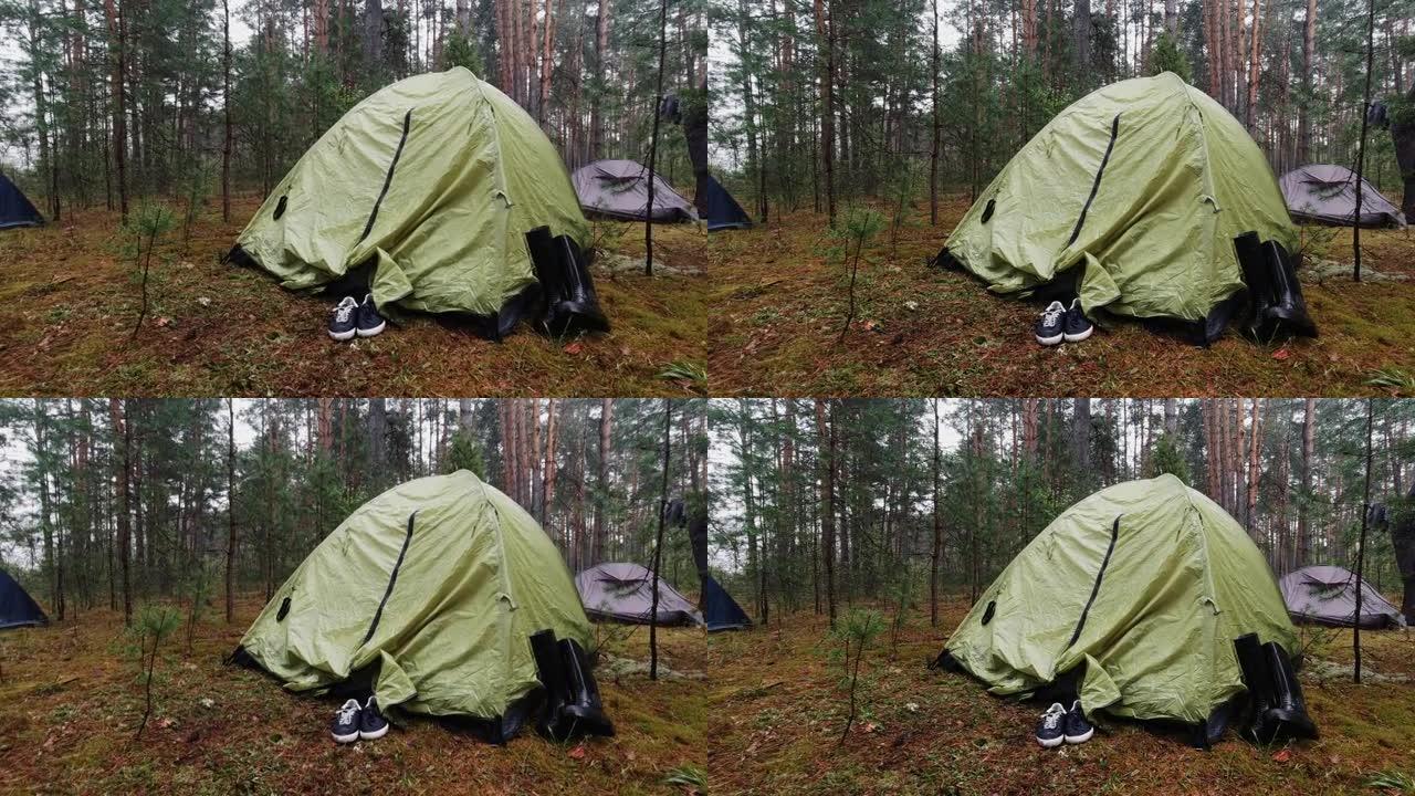 雨中森林帐篷安装不当，旁边有湿鞋