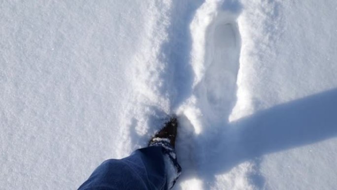 雪地里的脚运动。一个男人在雪地上行走