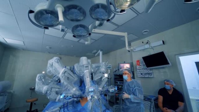 医院的手术室配有机器人技术设备。微创外科创新，医疗机器人手术与3D视图内窥镜