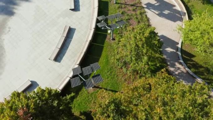 在波兰华沙的喷泉附近安装的公园中一座小型太阳能发电厂的无人机视图。