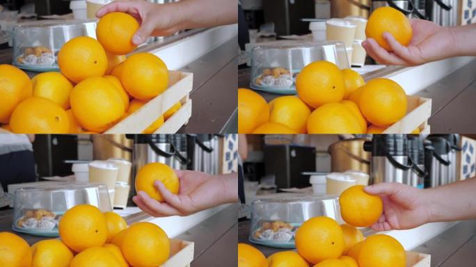 一名男子从咖啡馆柜台拿出一个橘子，然后将其扔向空中。
