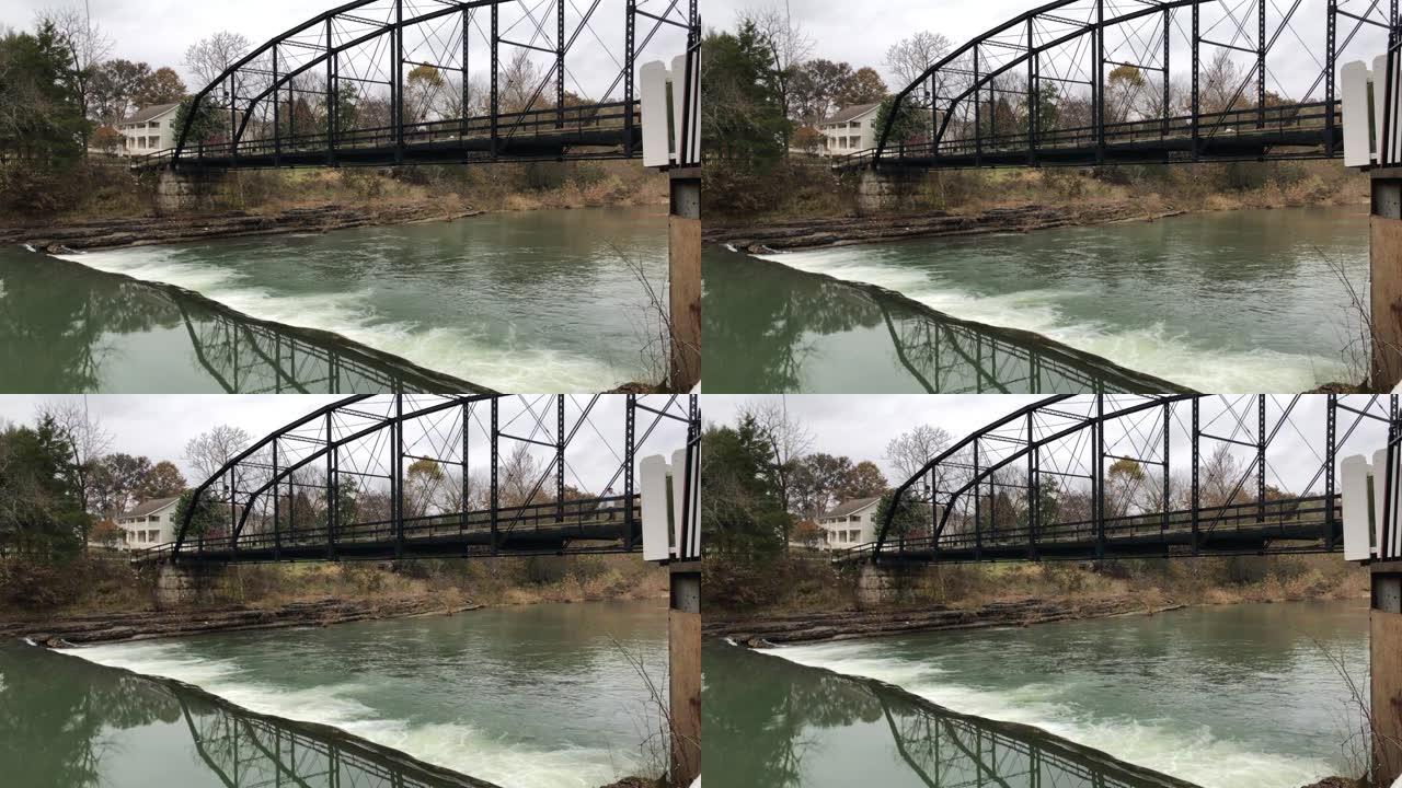 历史悠久的古老木桥在冬季的水域中反射，阿肯色州战争鹰桥。