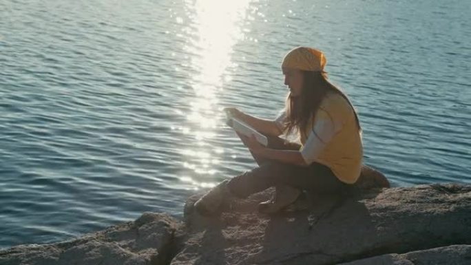日落时，女人在湖边看书。