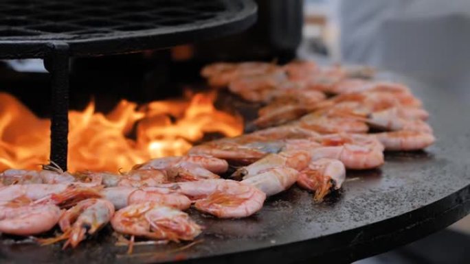 慢动作: 用热火焰在火盆上烤红大虾的过程