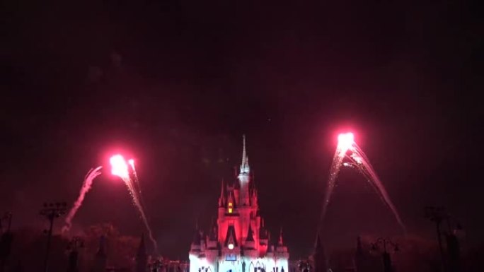 迪士尼乐园美丽多彩的烟花，夜间循环背景闪亮展示。用于7月4日，节日，周年纪念日，庆祝活动，聚会，新年