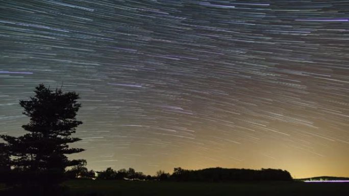 在森林sihlouette前面有田野的乡村景观上的星径