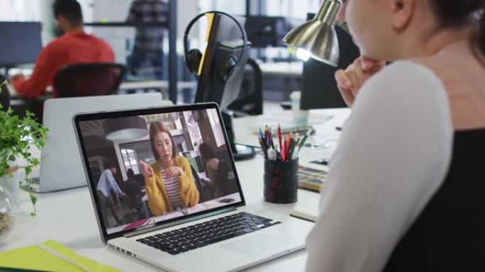 白人妇女在办公室的笔记本电脑上与女办公室同事进行视频通话