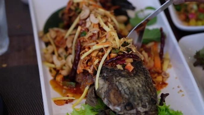 沙拉混合香草炸鱼蛇头。泰国菜