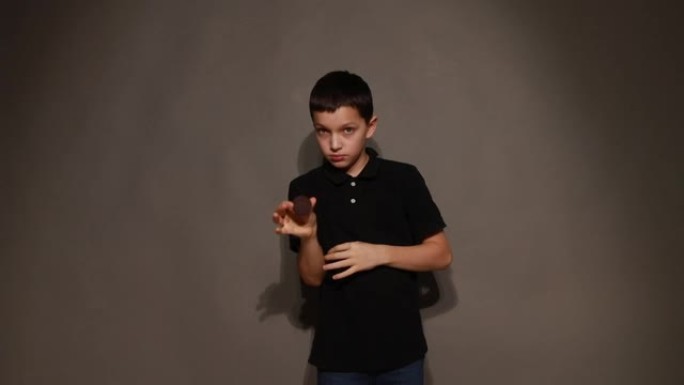 少年少年用饼干表演技巧。儿童和青少年的爱好，视频