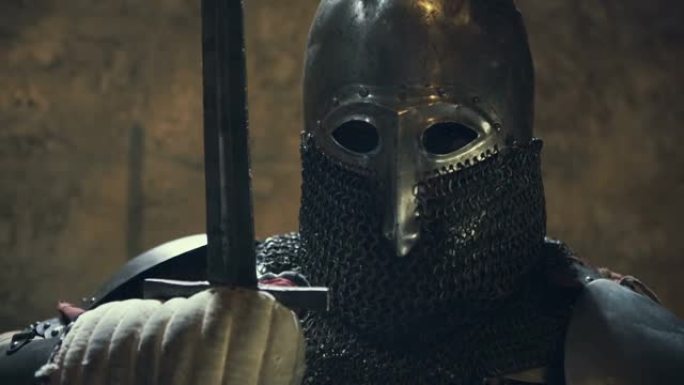 中世纪骑士用剑和盾牌对抗石墙