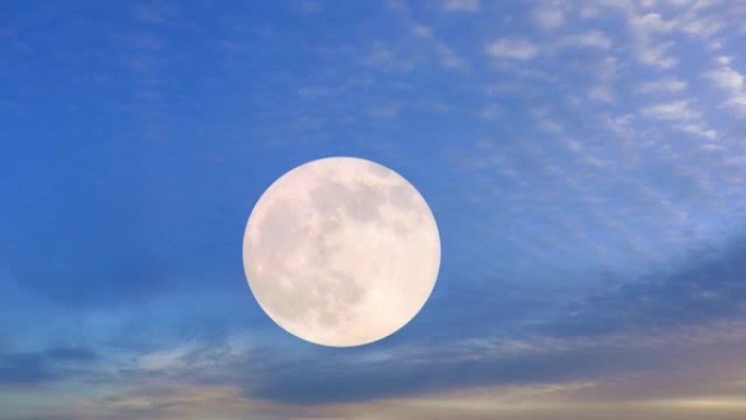 满月在天空中升起。