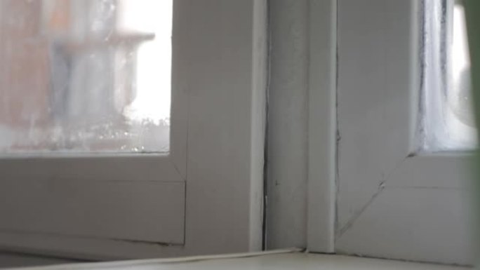 窗户的密封性差会使寒冷和霜冻进入公寓。劣质窗户在冬天释放热量并引发霜冻。弗罗斯特进入房子。