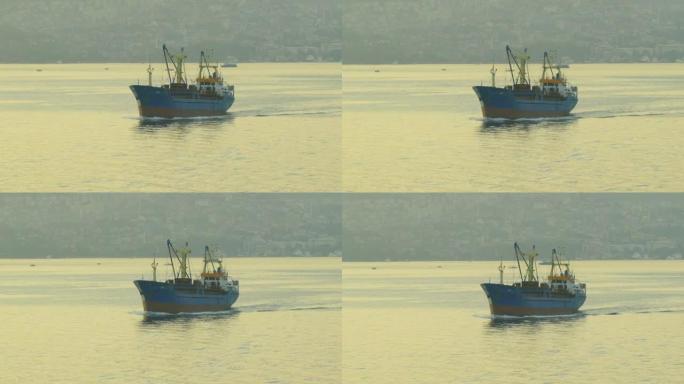日出时博斯普鲁斯海峡的渔船