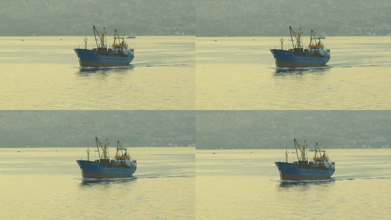 日出时博斯普鲁斯海峡的渔船