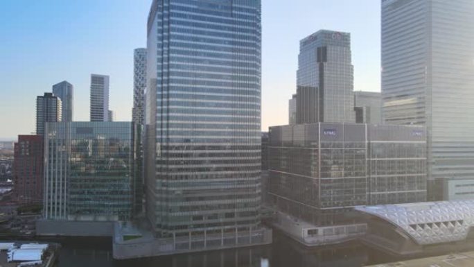 夕阳西下，英国伦敦的现代办公大楼