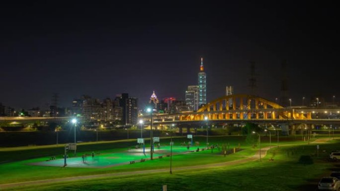 夜间照明台北市河边运动场市中心全景4k延时台湾