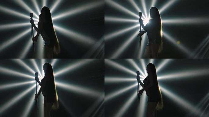 底部是女歌手穿着短裙在舞台上表演的剪影，伴随着烟雾和动感的光束。歌手长头发移动性感靠近复古麦克风。缓