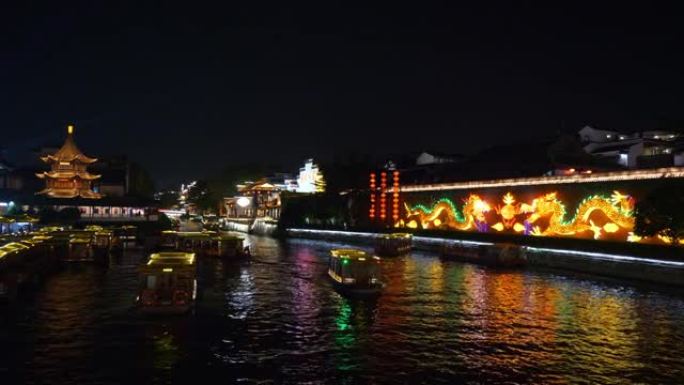 夜间照明南京市著名老城区河流旅游船码头前全景4k中国