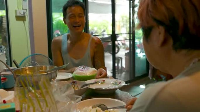 亚洲家庭的电影镜头一起吃午饭。