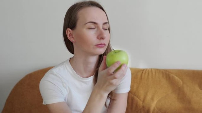 女人手捧青苹果健康饮食理念