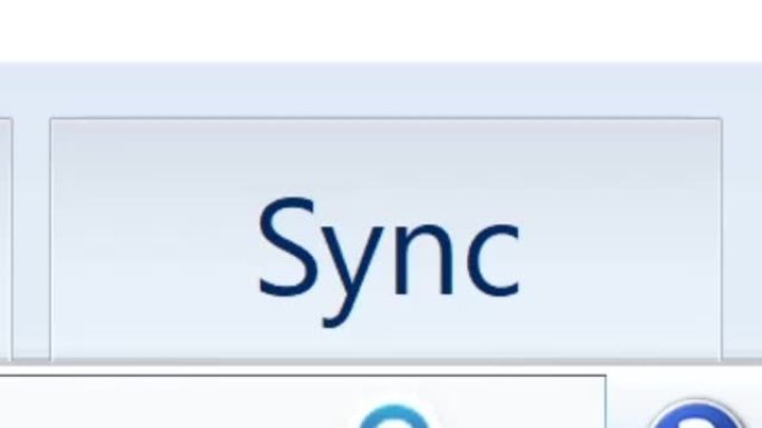 鼠标光标滑动并单击同步按钮。单击将音乐或视频或数据同步到软件，光盘，程序或设备的光标的设备屏幕视图。