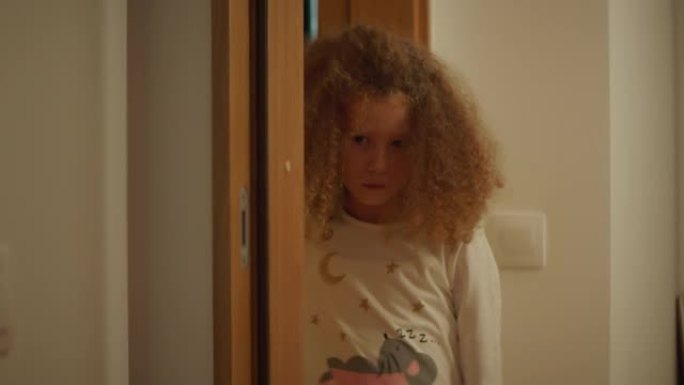 可爱的八岁卷毛女孩打开门，离开房间。