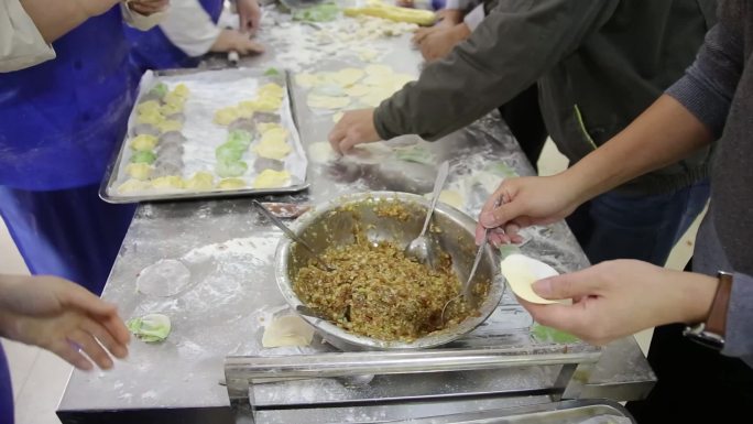 实拍食堂包饺子