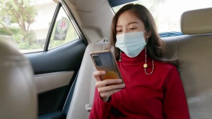 20-30岁的亚洲血统的女性，穿着休闲装，使用智能手机或平板电脑。在你乘坐公共出租车回家的路上