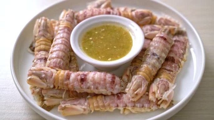 清蒸小龙虾或螳螂虾或口足动物配辛辣海鲜酱