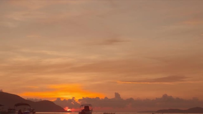 太阳升起在海面上。