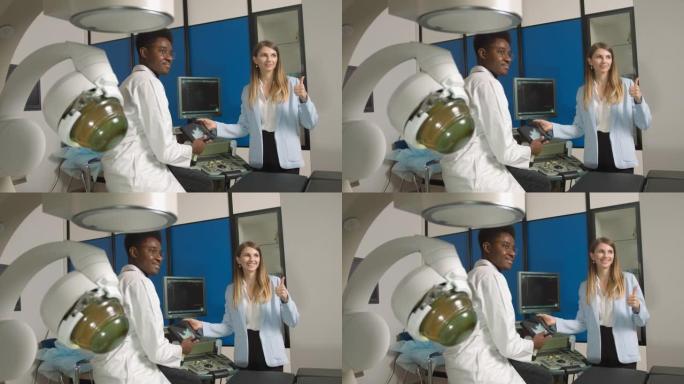 微笑的漂亮女人的肖像，摆姿势对着镜头，在现代诊所拜访她的非洲男人医生，拿着带有超声波扫描的数字平板电