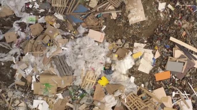 大型垃圾堆，垃圾场，垃圾填埋场，来自家庭垃圾场的废物，垃圾背景的空中顶部无人机视图。消费主义与污染概