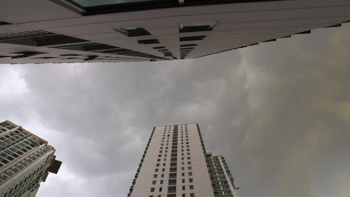 泰国曼谷摩天大楼上方的黑暗暴风雨云。