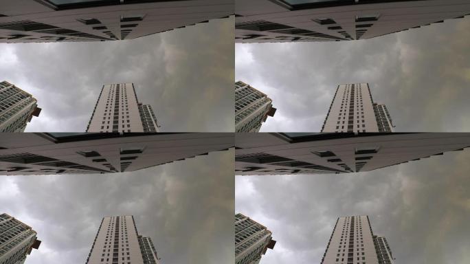 泰国曼谷摩天大楼上方的黑暗暴风雨云。