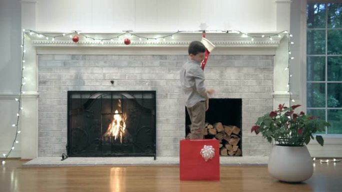 男孩在壁炉上悬挂圣诞袜
