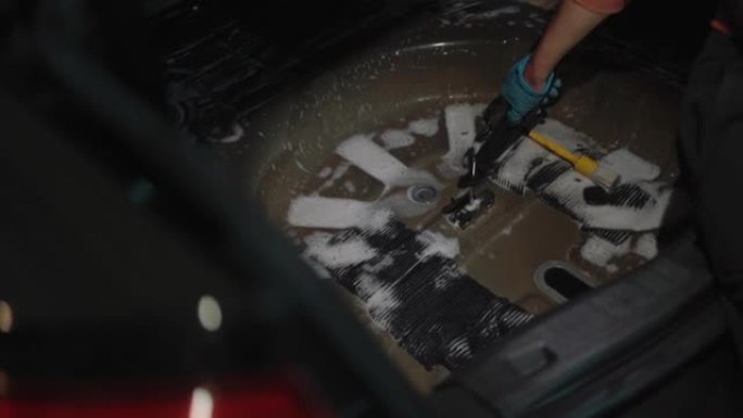 软聚焦视频。关闭洗车真空吸尘器。肮脏的汽车脚部空间。专业消毒和深度清洁汽车脚垫和内饰。