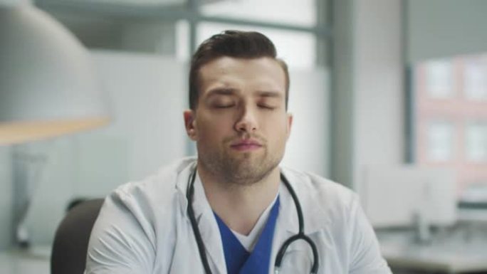 医院办公室里一个疲惫的医生的情感肖像。直接看摄像机。防止危险病毒的手段